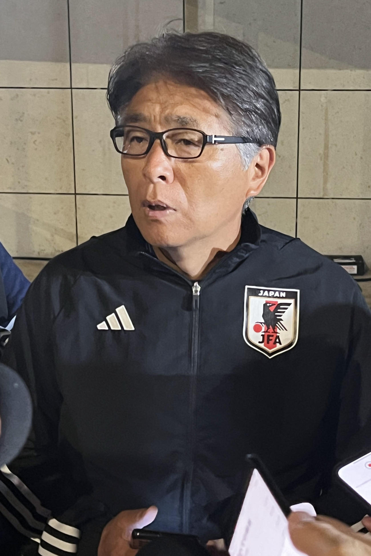 取材に応じる日本サッカー協会の山本昌邦ナショナルチームダイレクター＝1日、ドーハ（共同）