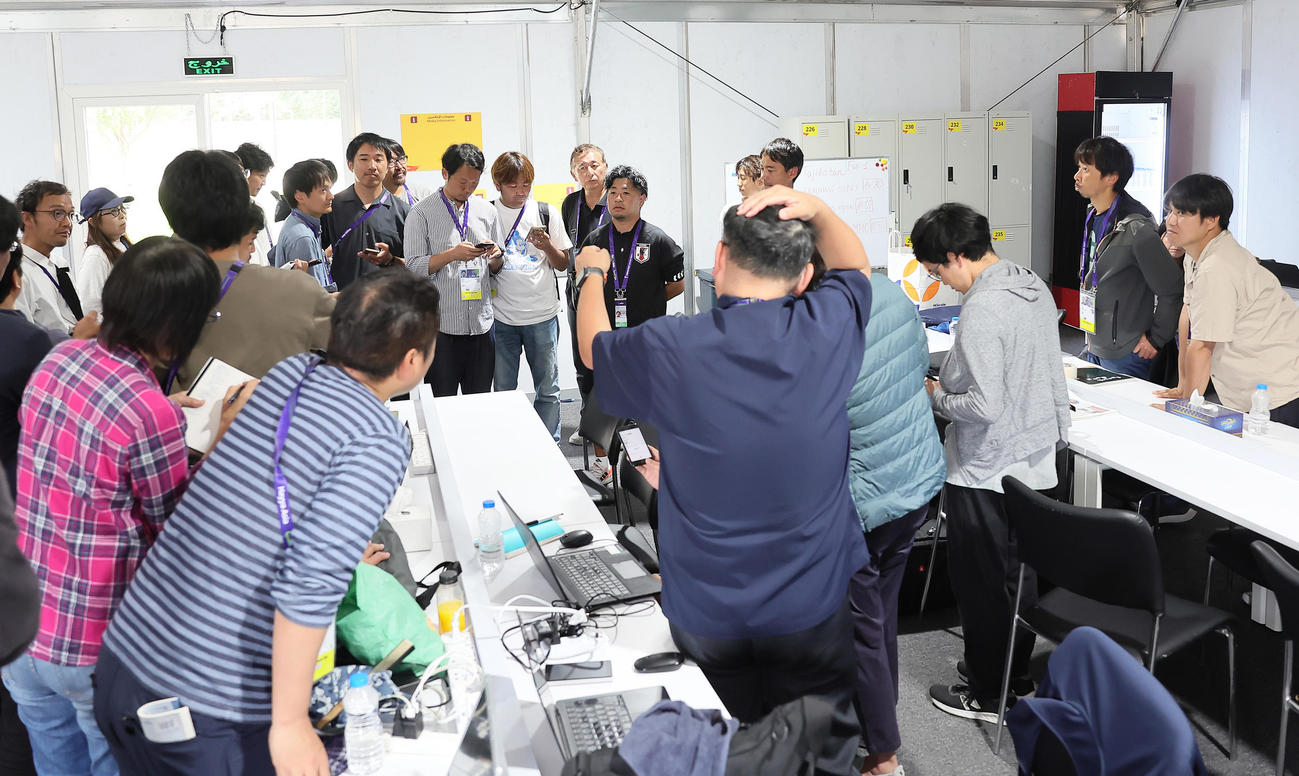練習後、プレスルームで報道陣に話す日本代表のスタッフ（撮影・足立雅史）