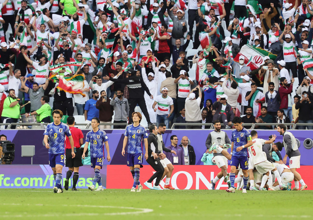 日本対イラン　後半終了間際、イランに逆転のPKを決められ、肩を落とす板倉（中央）ら日本代表の選手たち（撮影・足立雅史）