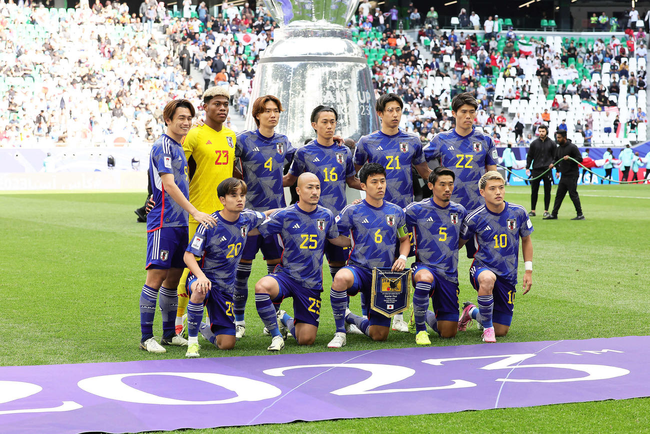 日本対イラン　試合前、集合写真に納まる日本代表の選手たち。前列左から久保、前田、遠藤、守田、堂安、後列左から上田、GK鈴木、板倉、毎熊、伊藤、冨安（撮影・足立雅史）