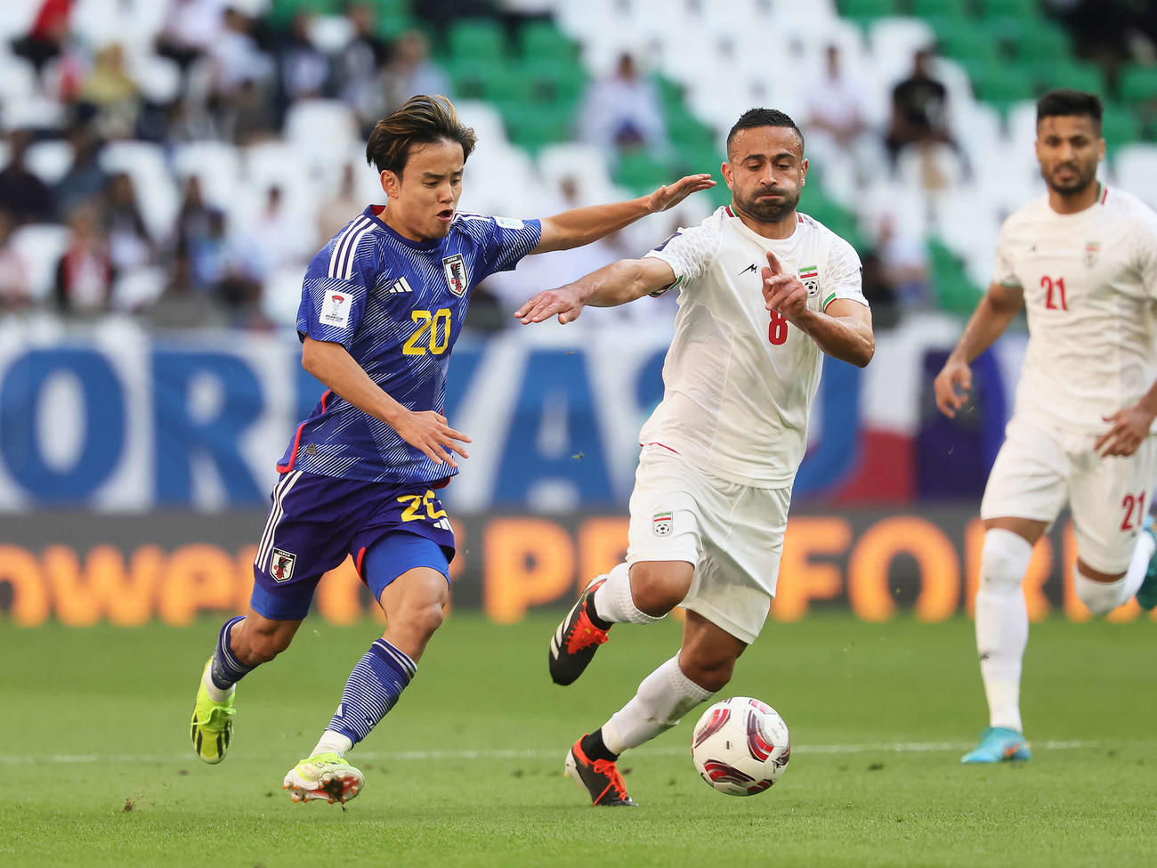 日本対イラン　前半、ドリブルで仕掛ける久保（左）（撮影・足立雅史）