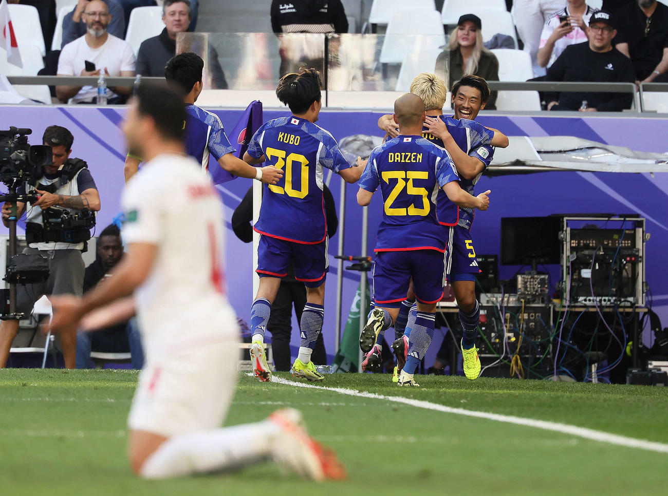 日本対イラン　前半、先制ゴールを決め、チームメートと喜ぶ守田（右）（撮影・足立雅史）