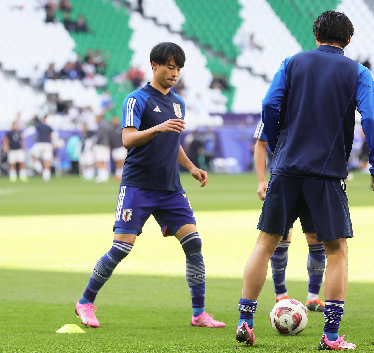 試合前、ウオーミングアップする三笘（撮影・足立雅史）