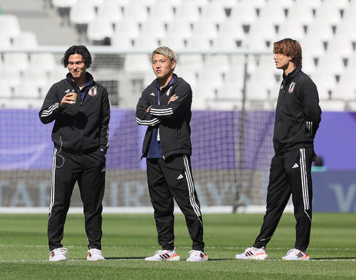 試合前、ピッチの状態を確かめる、左から南野、堂安、板倉（撮影・足立雅史）