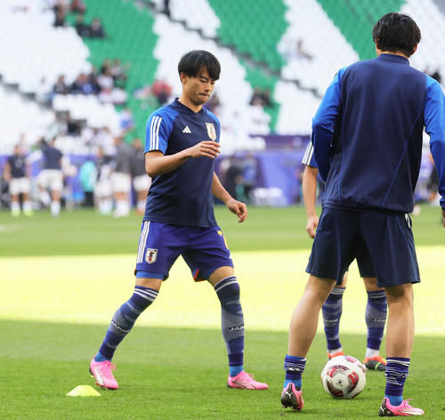 試合前、ウオーミングアップする三笘（撮影・足立雅史）