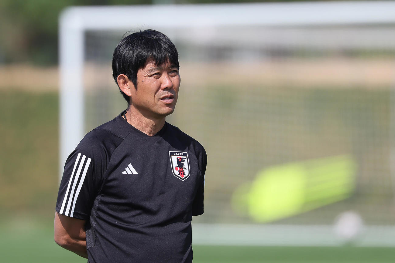 練習を前に、関係者と話す森保監督（撮影・足立雅史）