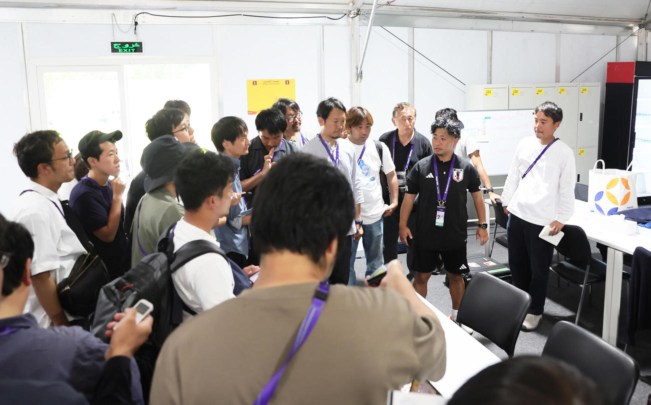 練習後、プレスルームで報道陣に話す日本代表のスタッフ（撮影・足立雅史）