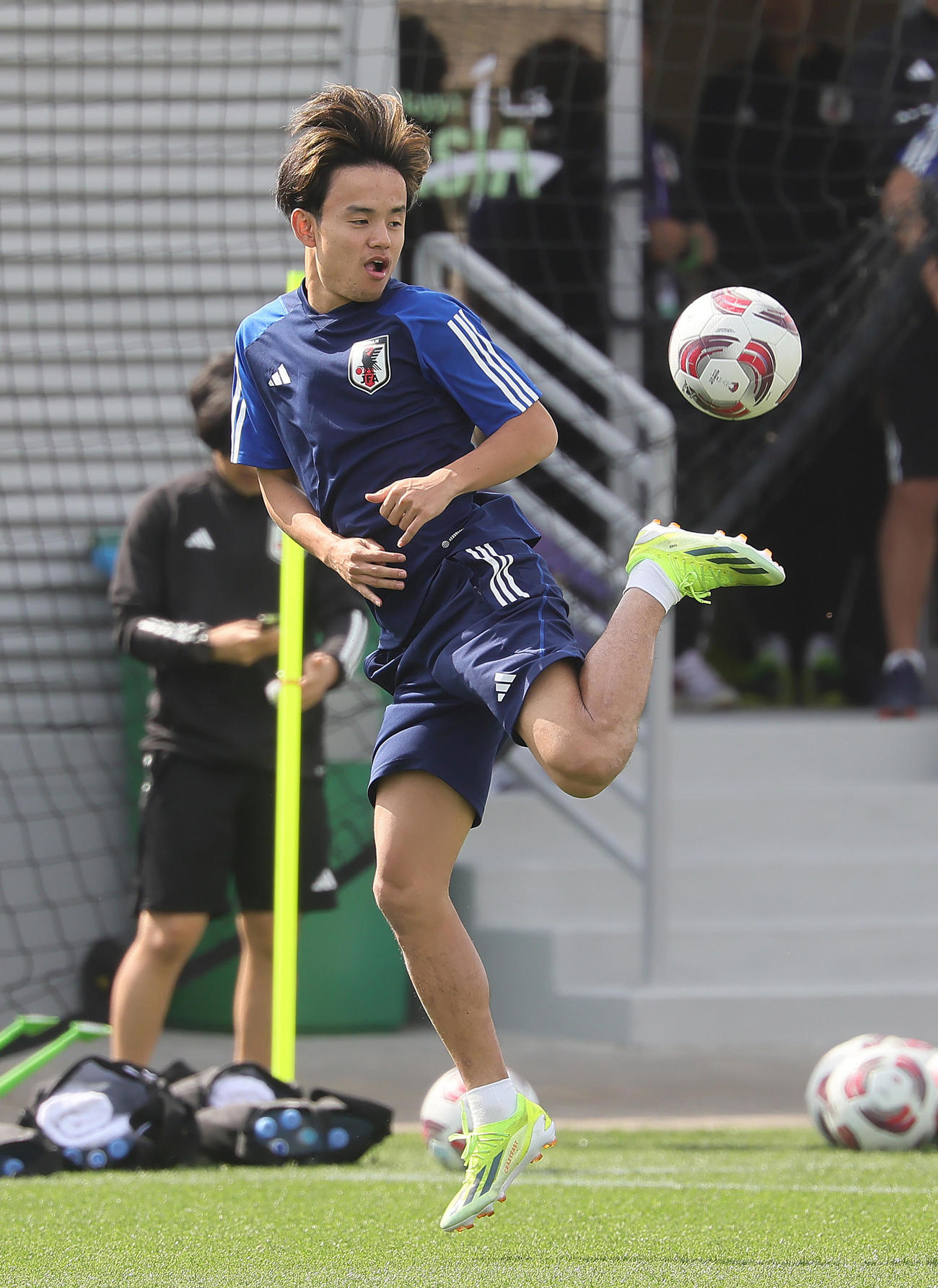 練習で軽快な動きを見せる久保（撮影・足立雅史）