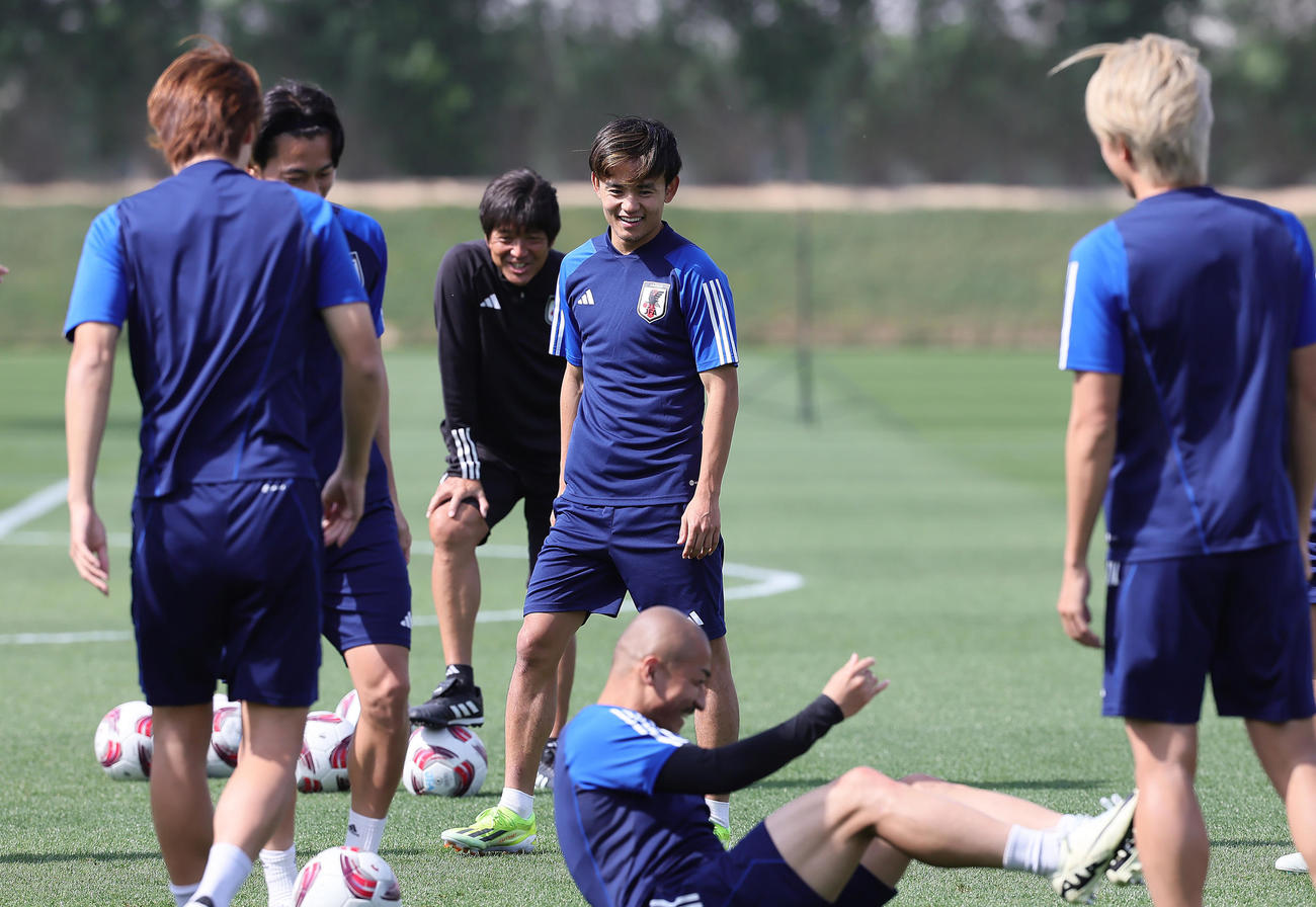練習中、笑顔を見せる久保（中央）（撮影・足立雅史）