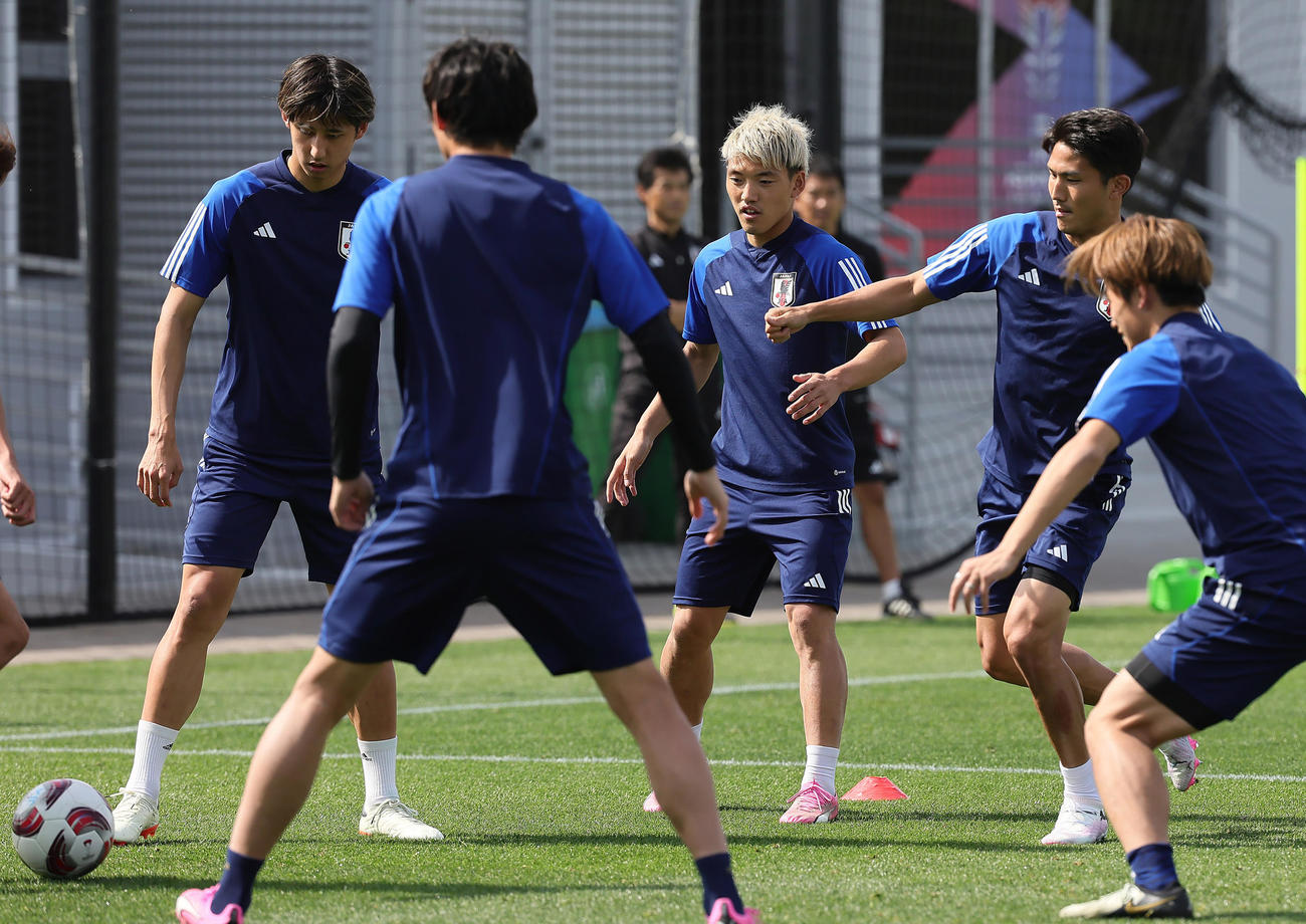 練習でボールを追う、後方左から伊藤、堂安、渡辺ら（撮影・足立雅史）