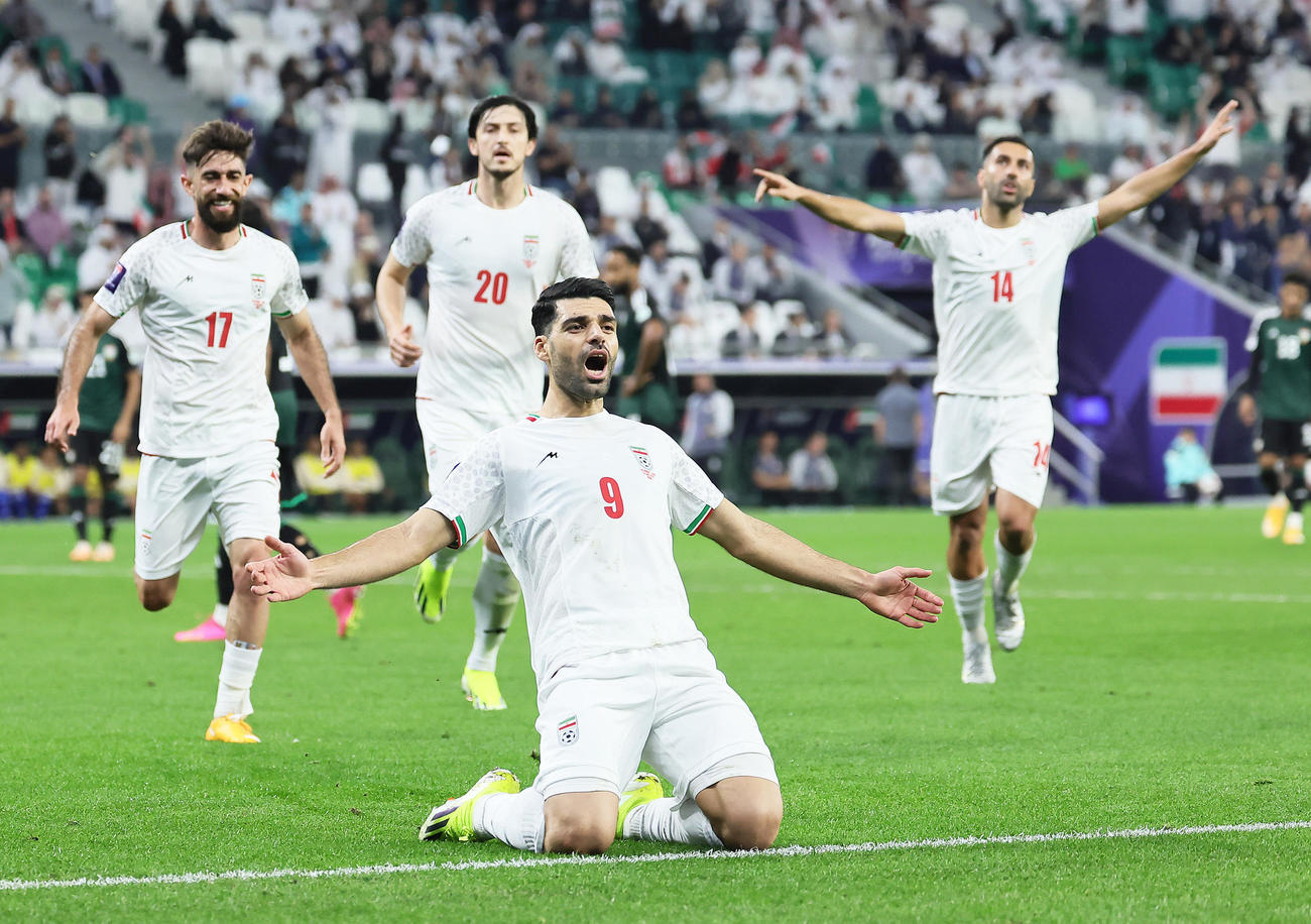 イラン対UAE　前半、ゴールを決め喜ぶイランのタレミ（手前）（2024年1月23日撮影）