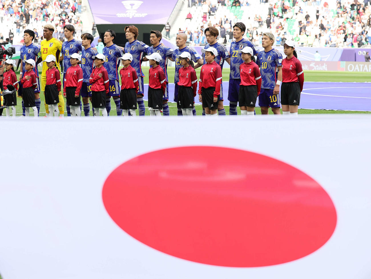 日本対イラン　君が代を斉唱する日本代表の選手たち（撮影・足立雅史）