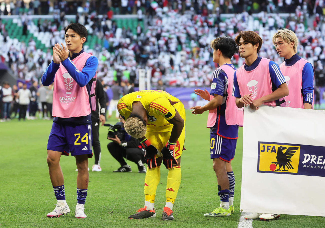 日本対イラン　試合に敗れ、スタンドの声援に深々と頭を下げるGK鈴木（中央）（撮影・足立雅史）