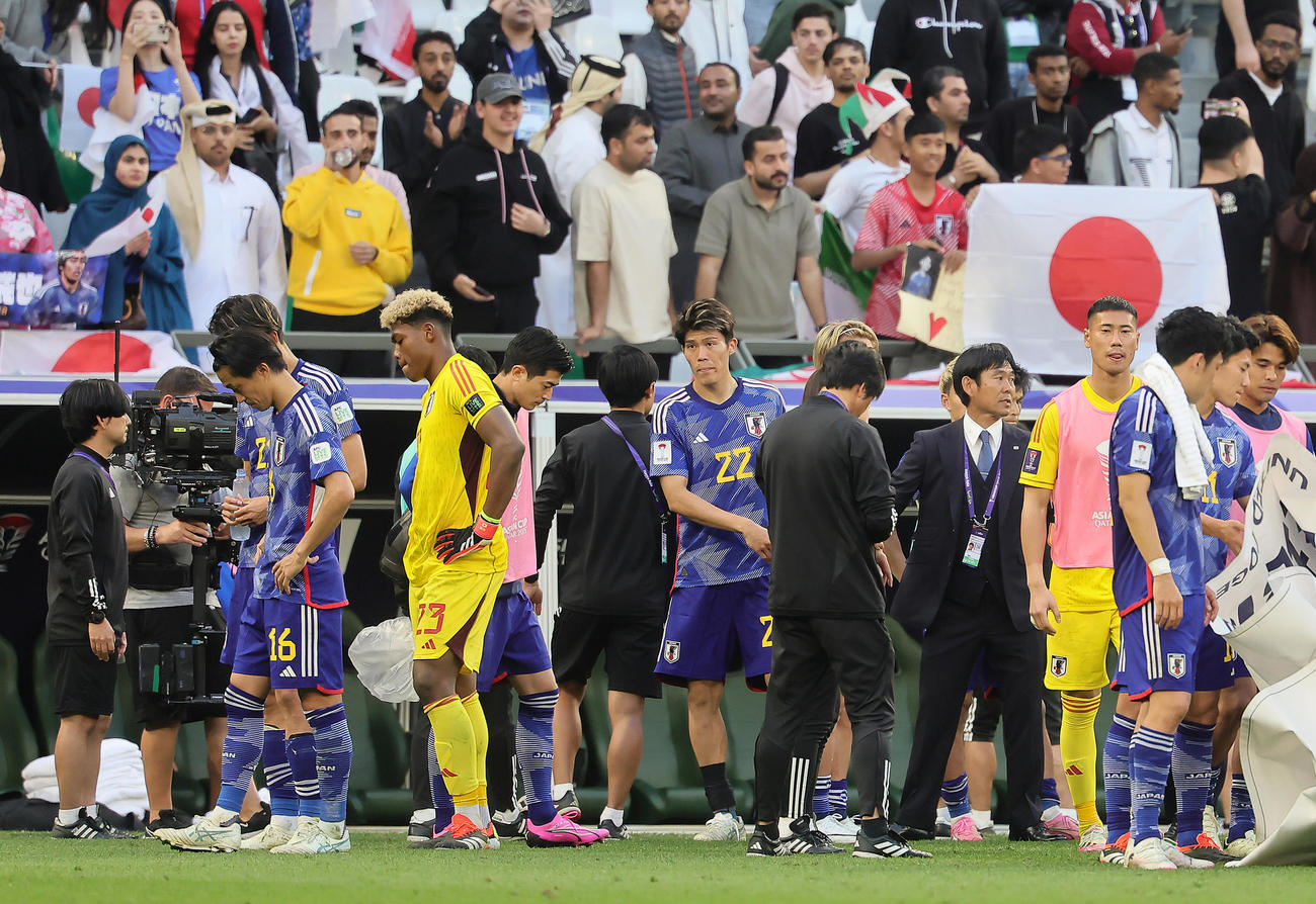日本対イラン　試合に敗れがっくりとうつむくGK鈴木（左から2人目）ら（撮影・足立雅史）