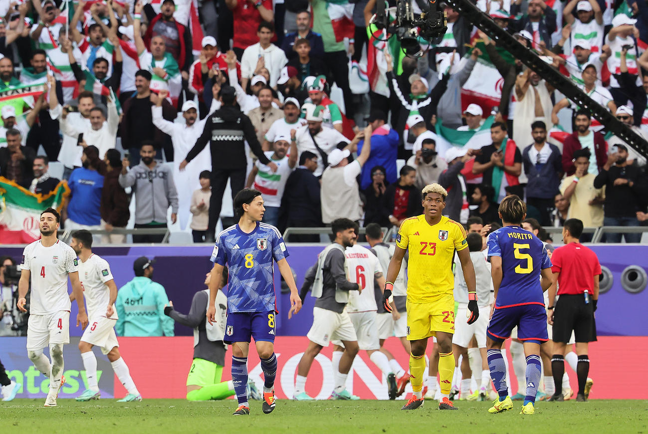 日本対イラン　後半ロスタイム、PKを決められ、肩を落とすGK鈴木（右から2人目）ら（撮影・足立雅史）