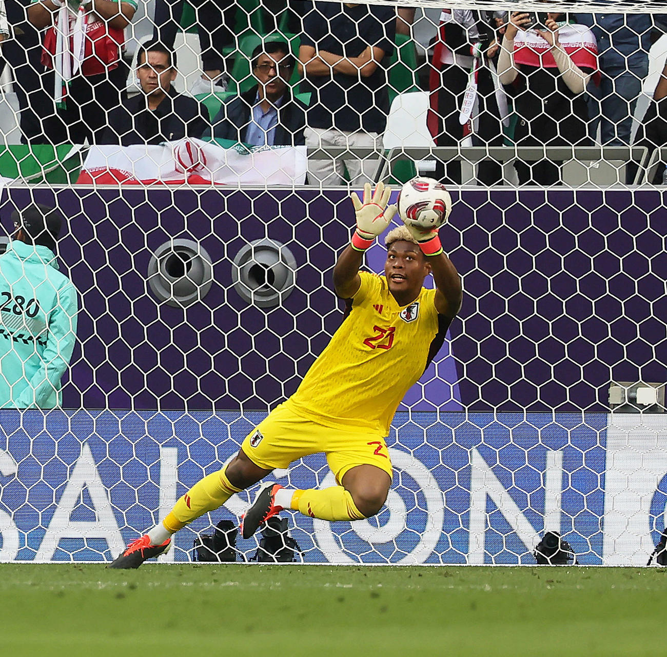日本対イラン　後半、シュートをセーブするGK鈴木（撮影・足立雅史）