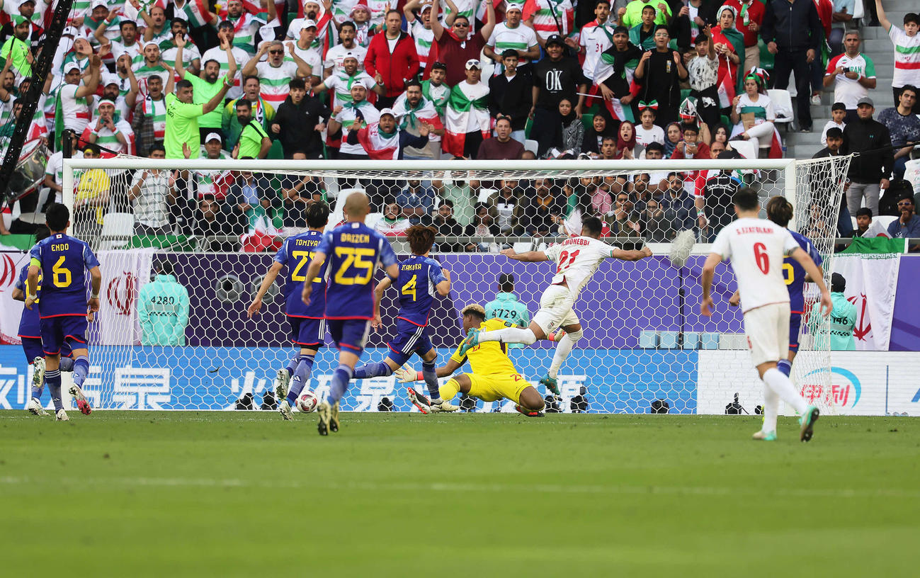 日本対イラン　後半、イランのモヘビ（右から3人目）に失点を許す日本代表（撮影・足立雅史）