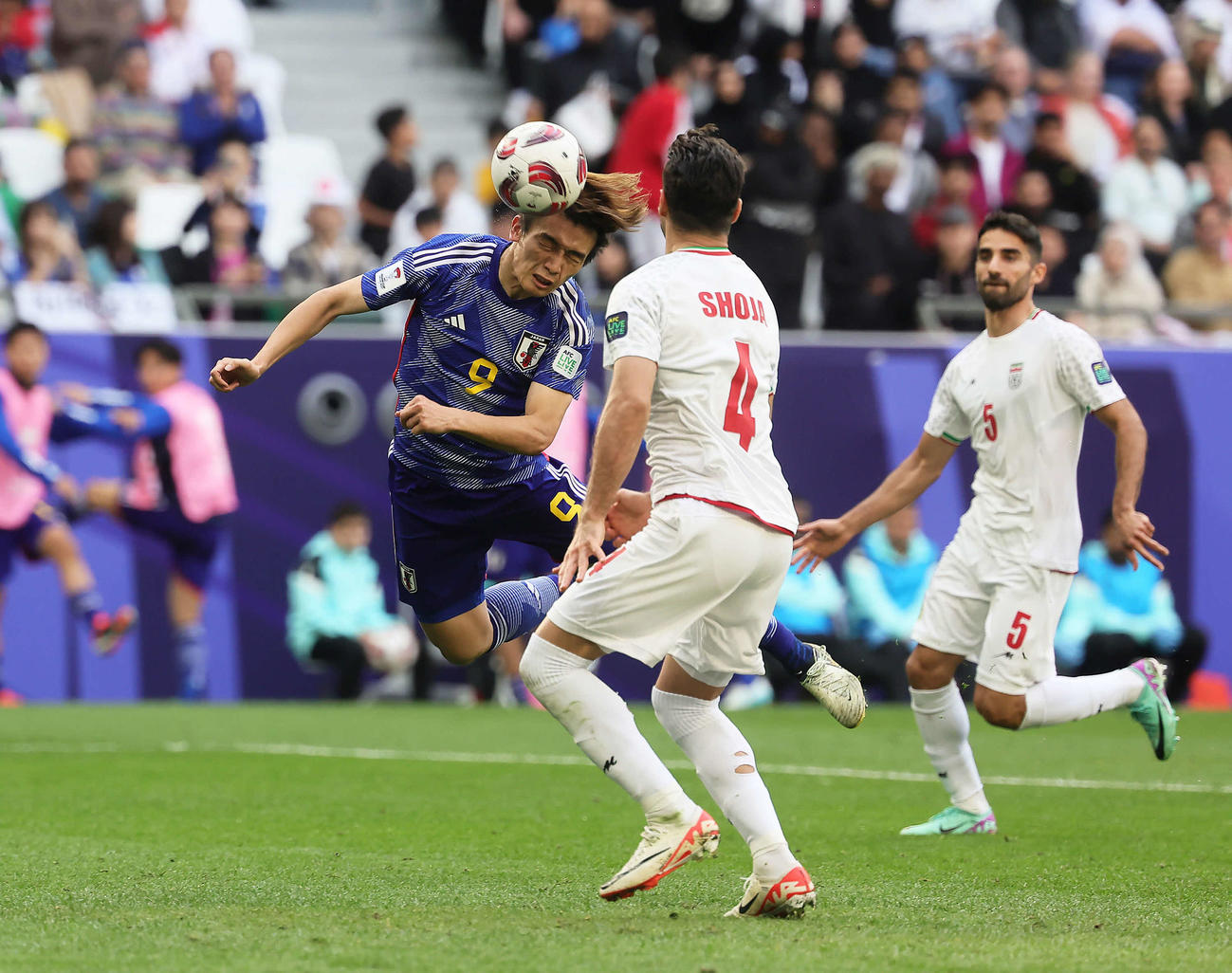 日本対イラン　後半、ダイビングヘッドでゴールに迫る上田（撮影・足立雅史）