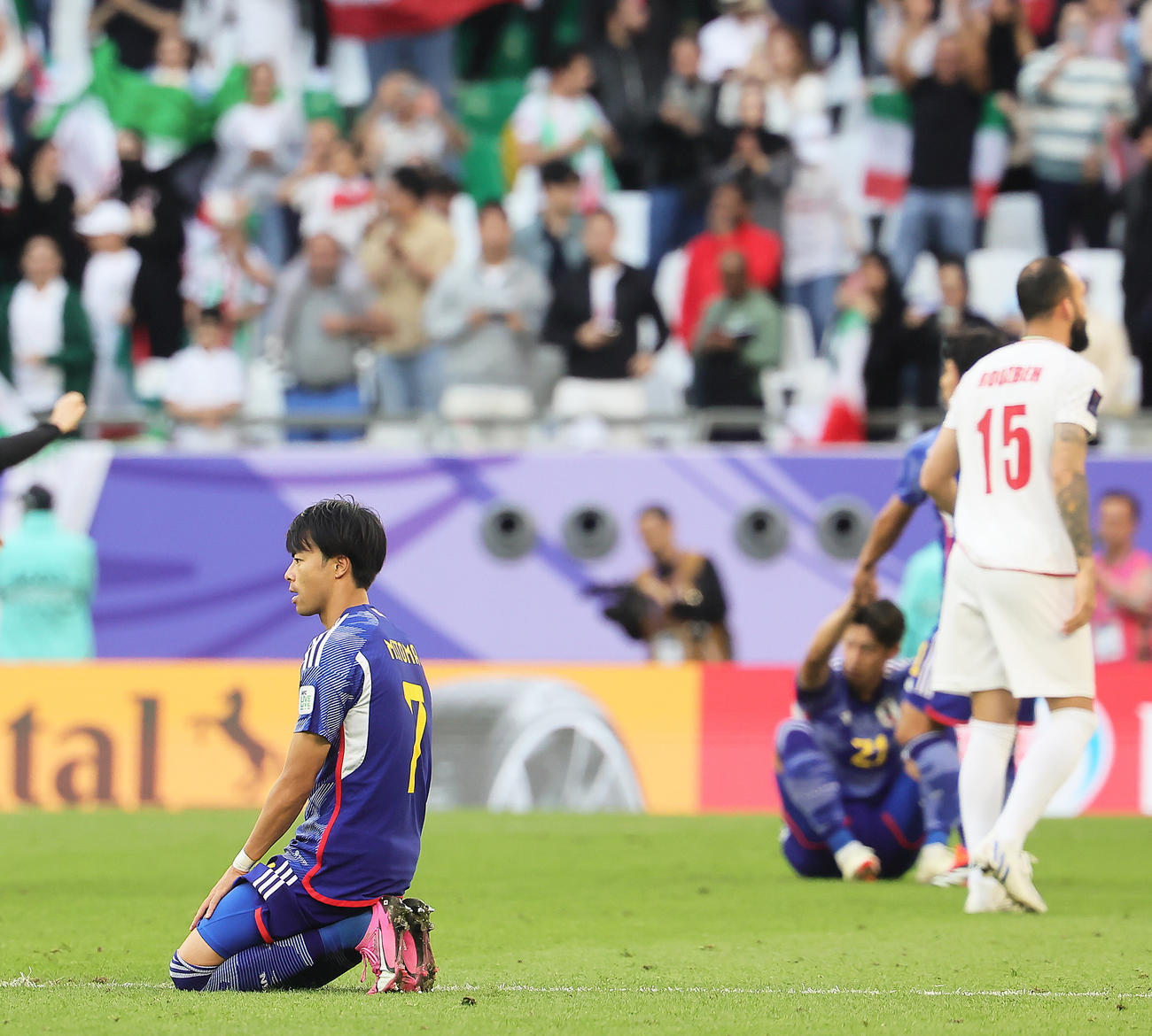 日本対イラン　試合に敗れぼうぜんとひざをつく三笘（撮影・足立雅史）