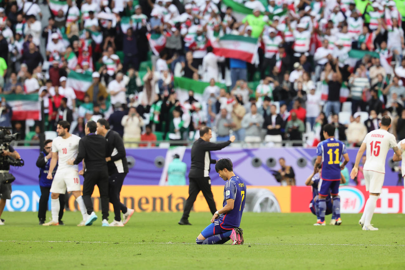日本対イラン　試合に敗れぼうぜんとひざをつく三笘（中央）（撮影・足立雅史）