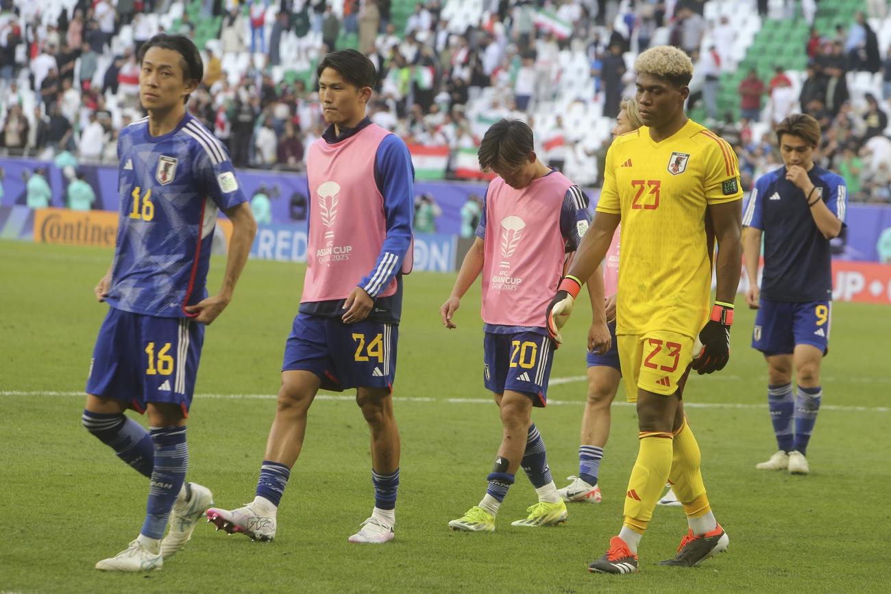 準々決勝敗退となり、がっくりと引き揚げる久保（中央）ら日本代表イレブン（AP)