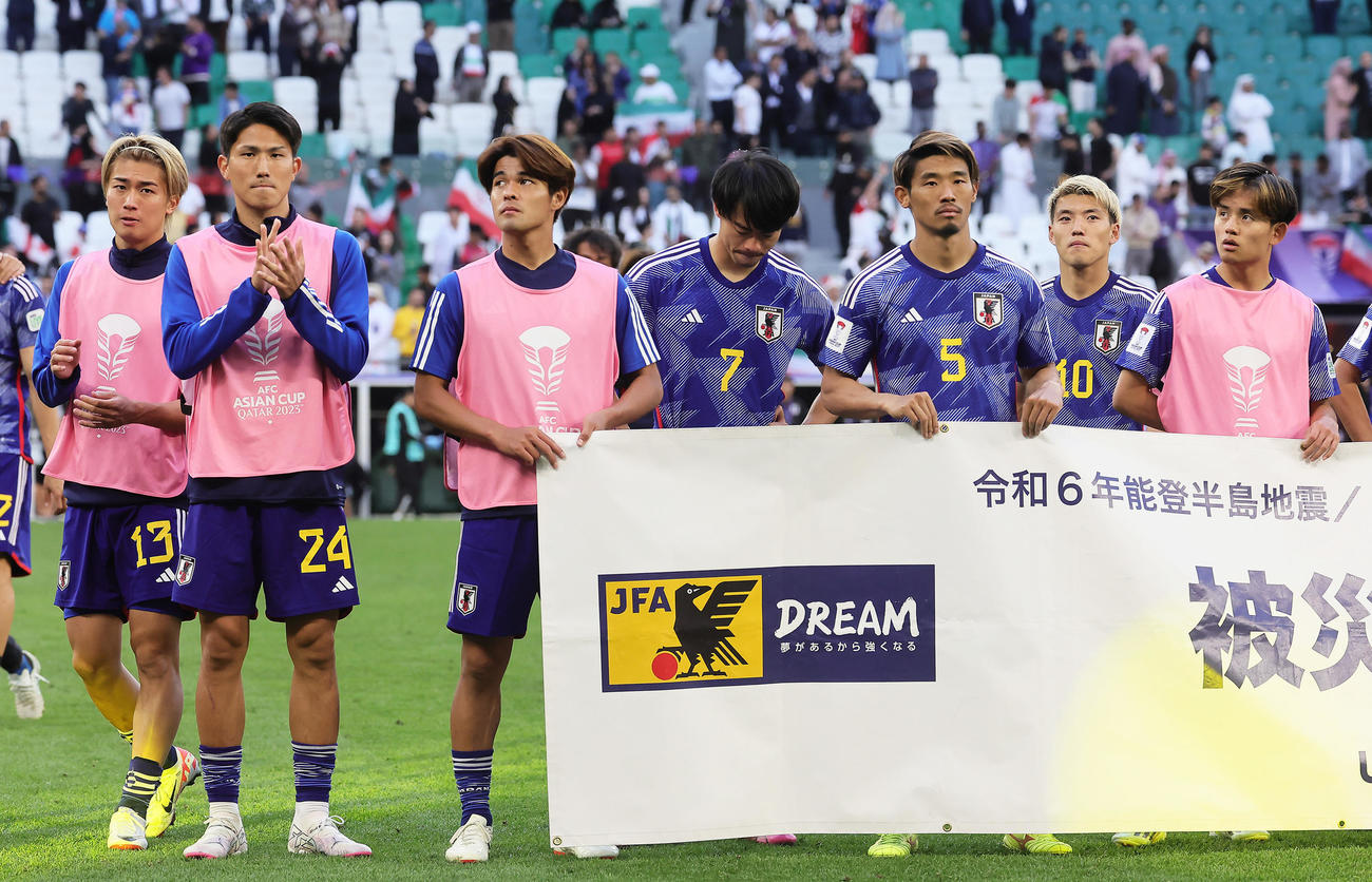 日本対イラン　試合に敗れ、スタンドにあいさつする、左から中村、渡辺、佐野、三笘、守田、堂安、久保（撮影・足立雅史）