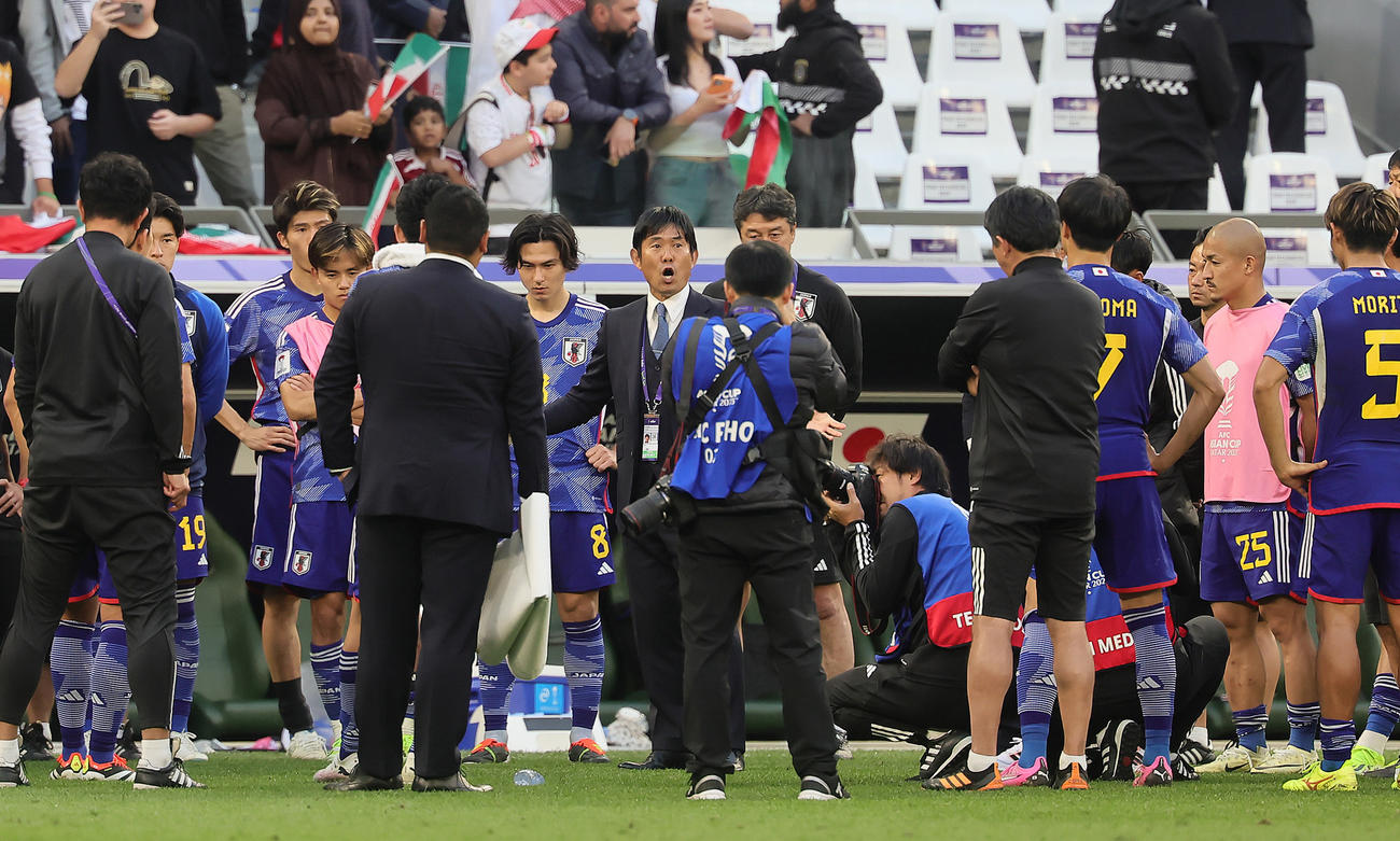 日本対イラン　試合に敗れ、円陣で選手らを前に話す森保監督（中央）（撮影・足立雅史）