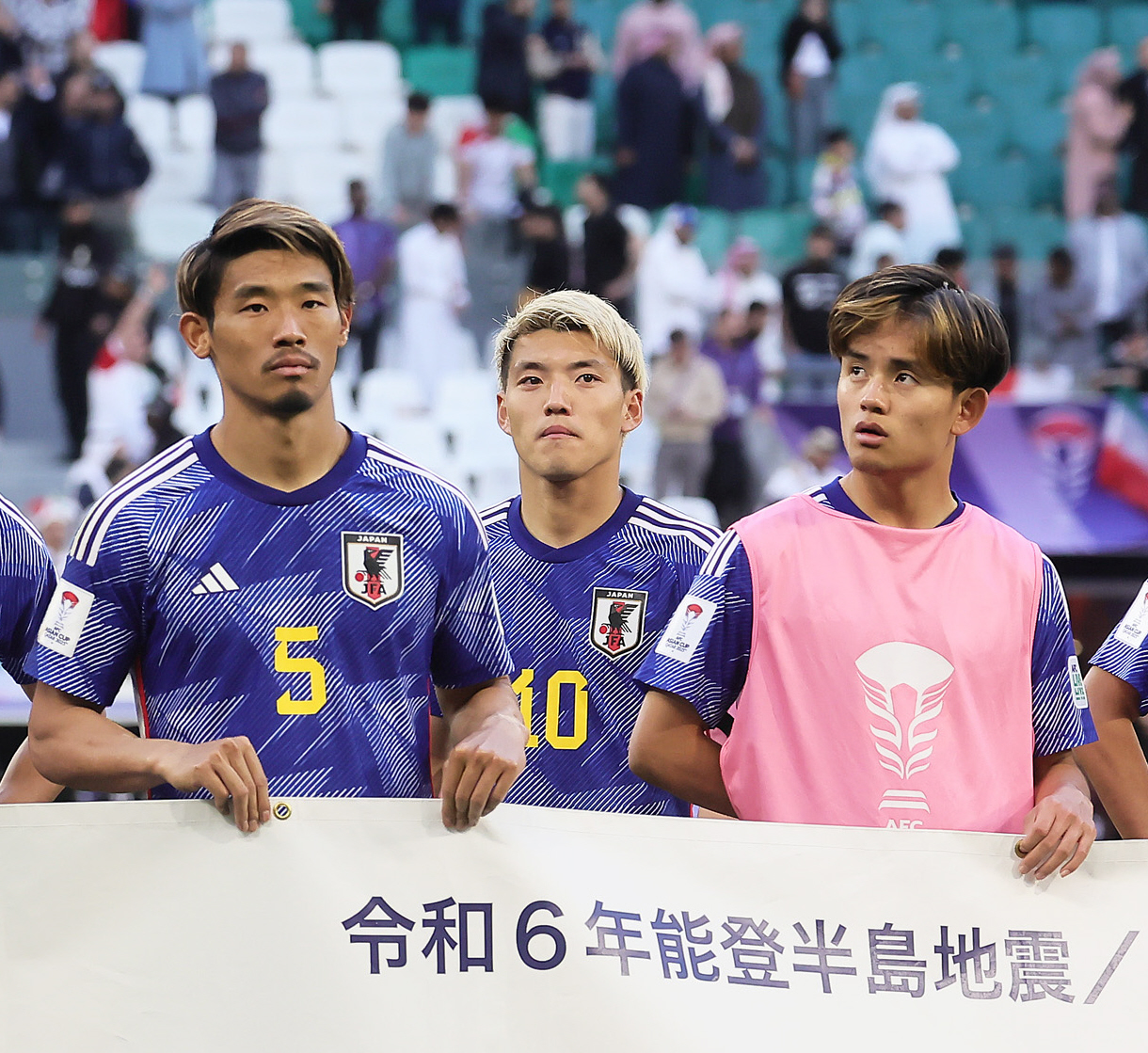 日本対イラン　試合に敗れ、スタンドにあいさつする、左から守田、堂安、久保（撮影・足立雅史）