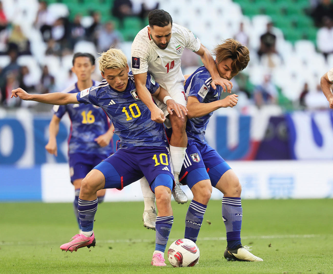 日本対イラン　相手と激しいボールを奪い合う堂安（左）と上田（撮影・足立雅史）