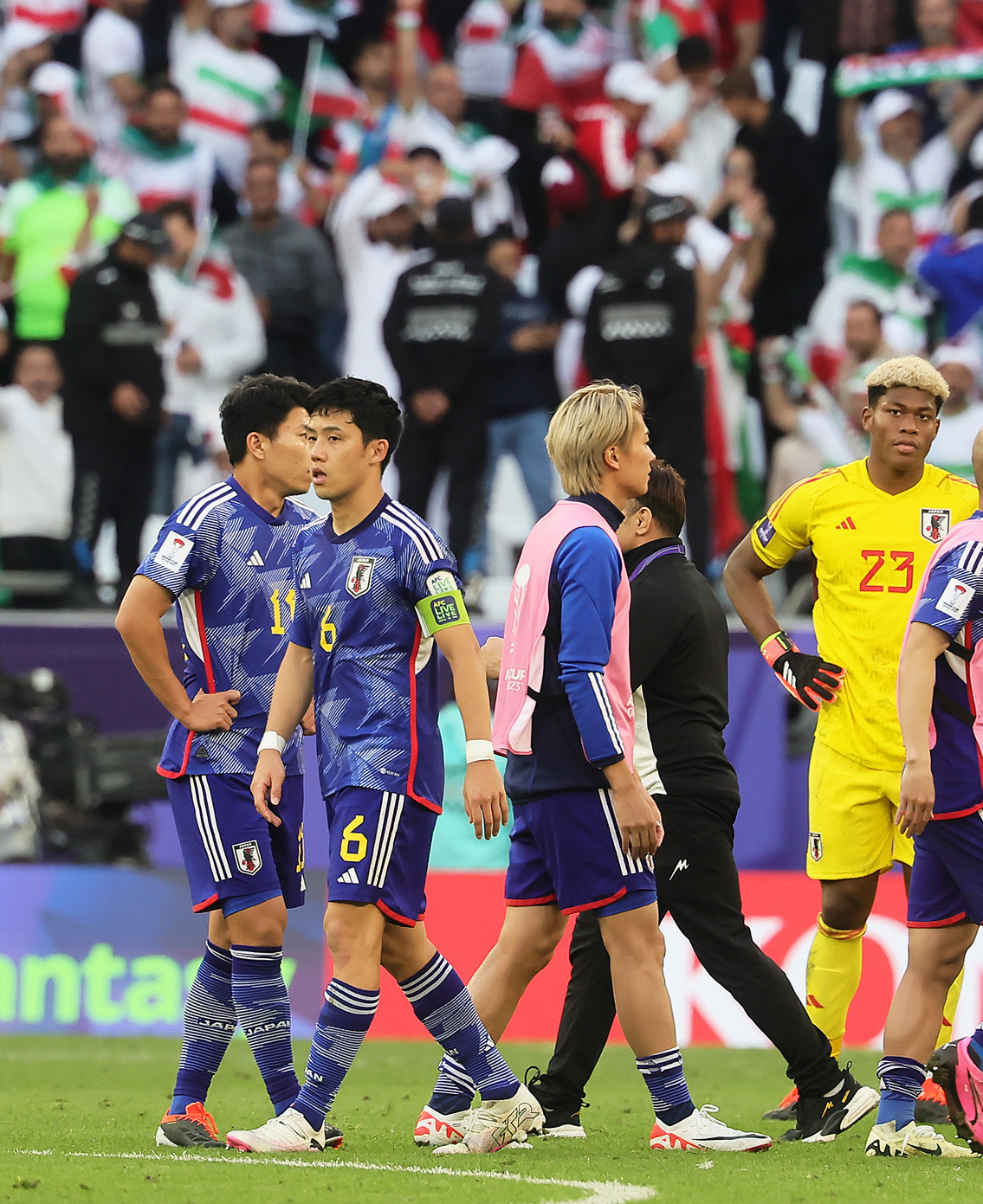 日本対イラン　試合に敗れ、がっくりと肩を落とす遠藤（左）ら（撮影・足立雅史）