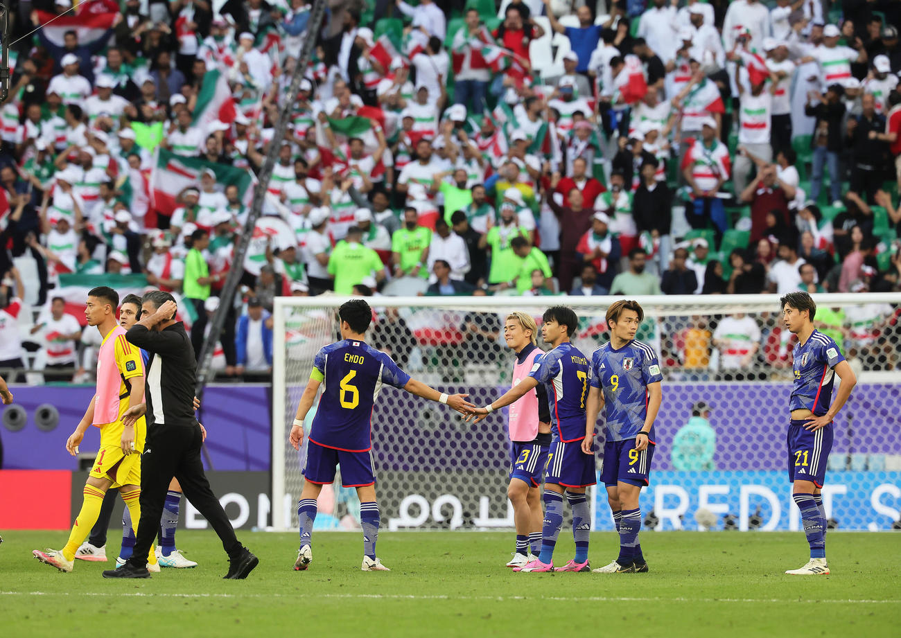 日本対イラン　試合に敗れぼうぜんとする、右から伊藤、上田、三笘、中村、遠藤（撮影・足立雅史）
