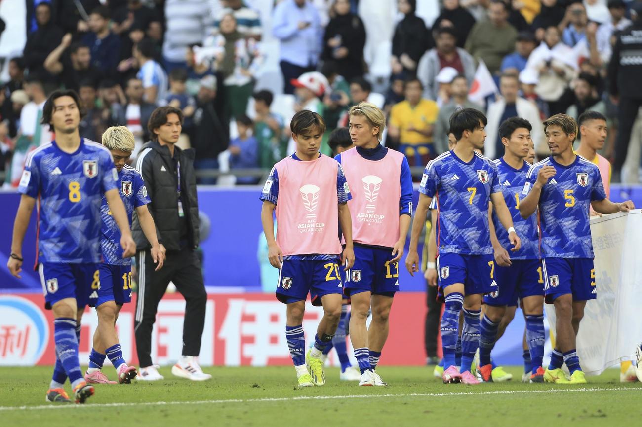 準々決勝敗退となりがっくりする久保（中央）ら（AP）