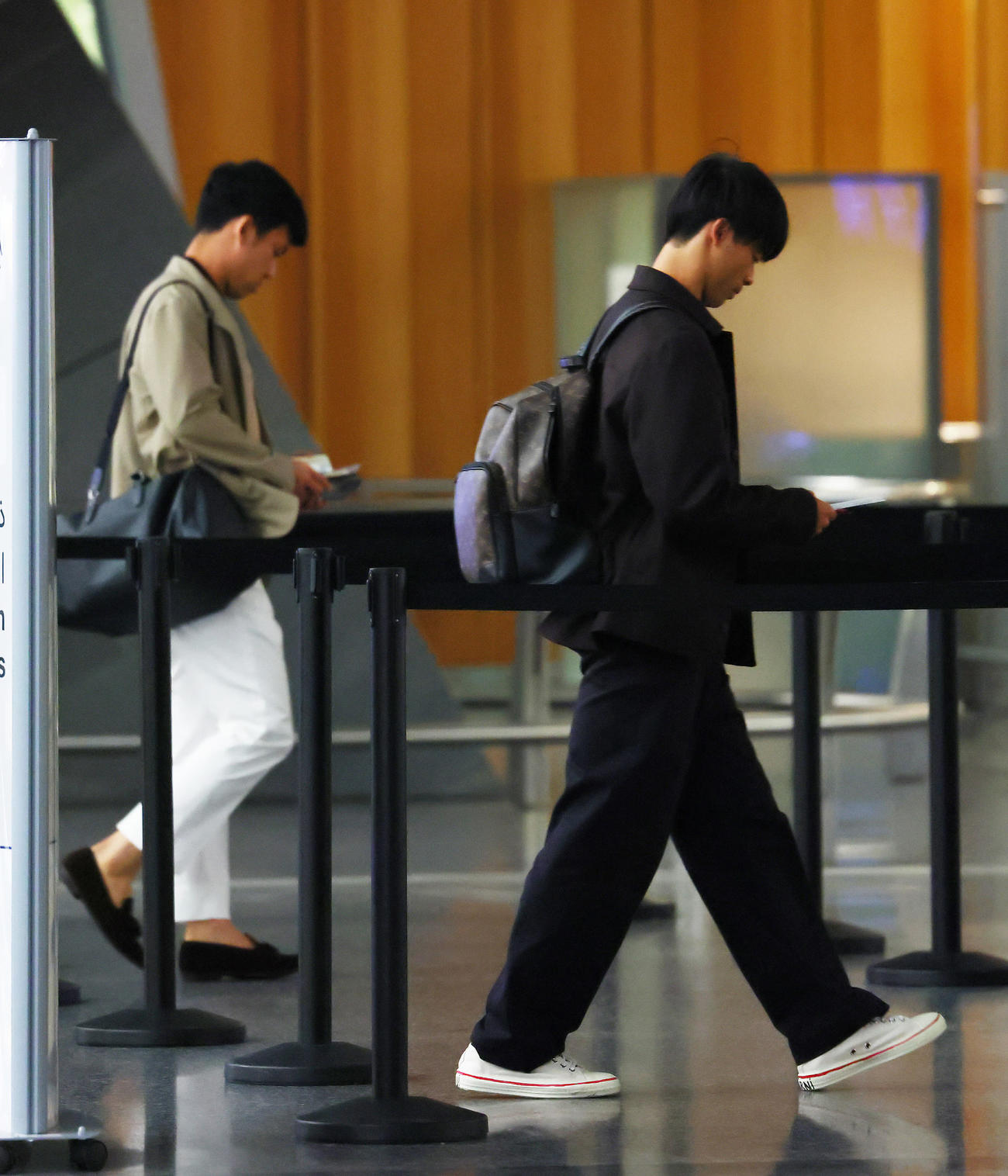 大会を終え、カタールを後にする三笘（右）と遠藤（撮影・足立雅史）
