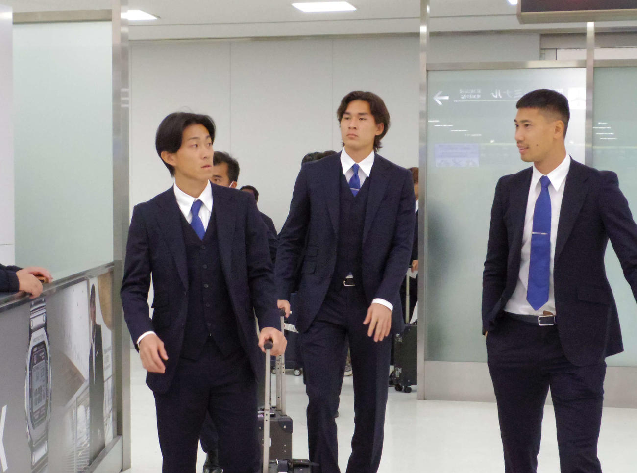 帰国した日本代表の毎熊（左）、野沢（中）、前川