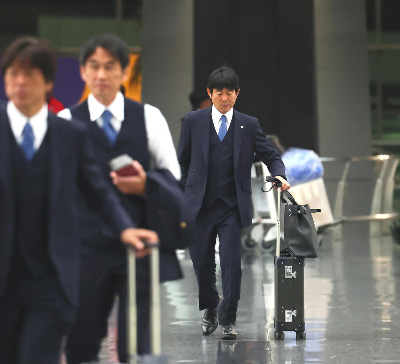 大会を終え、カタールを後にする森保監督（中央）ら（撮影・足立雅史）