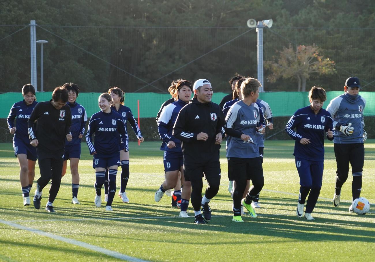パリ五輪アジア最終予選の北朝鮮戦に向けて始動した女子日本代表池田太監督（左から2番目）と選手たち（撮影・佐藤成）