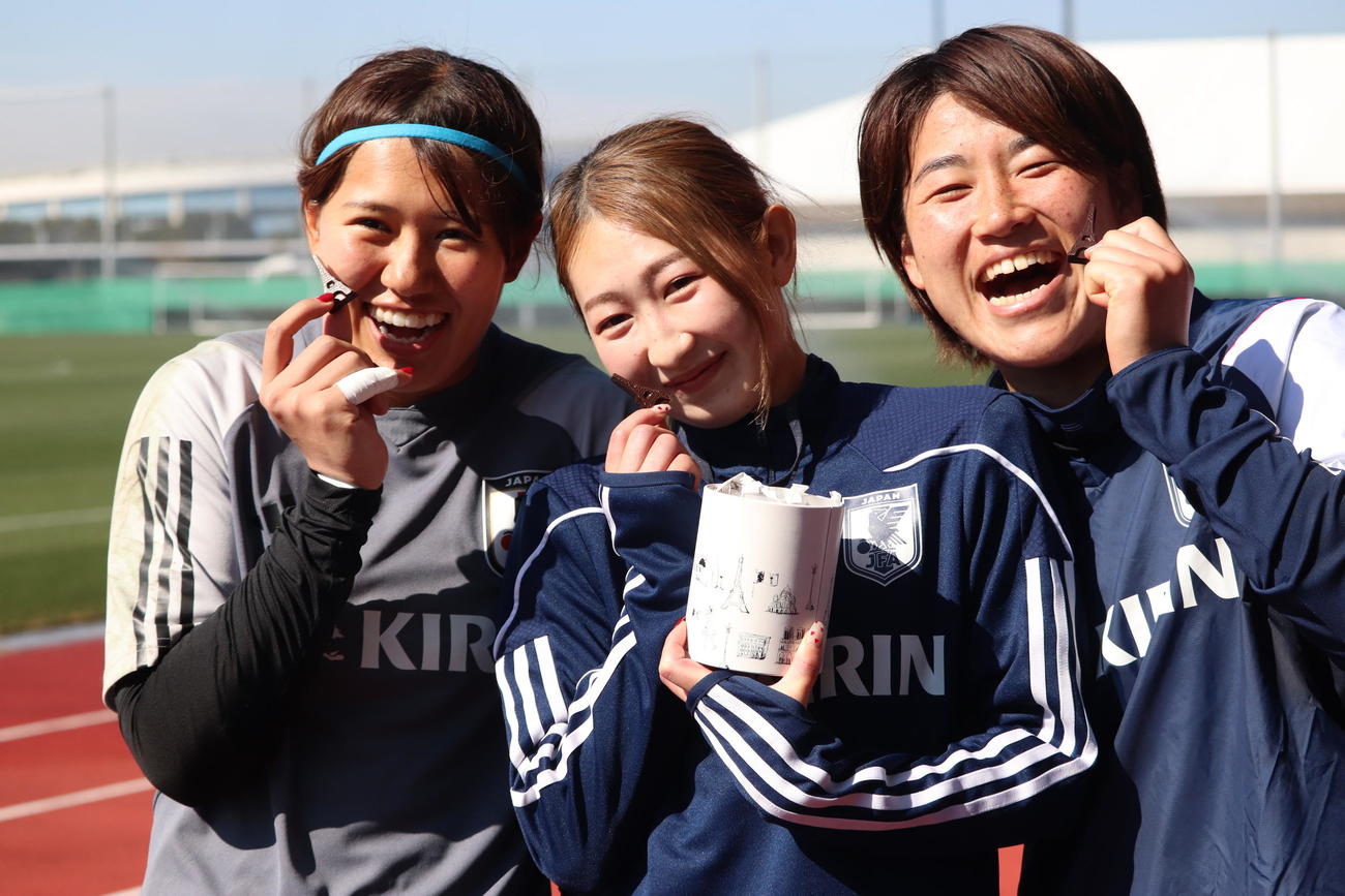 バレンタインデーでエッフェル塔の形のチョコレートを配るパリ五輪を目指すなでしこジャパンの（左から）GK田中桃子、FW中嶋淑乃、DF高橋はな