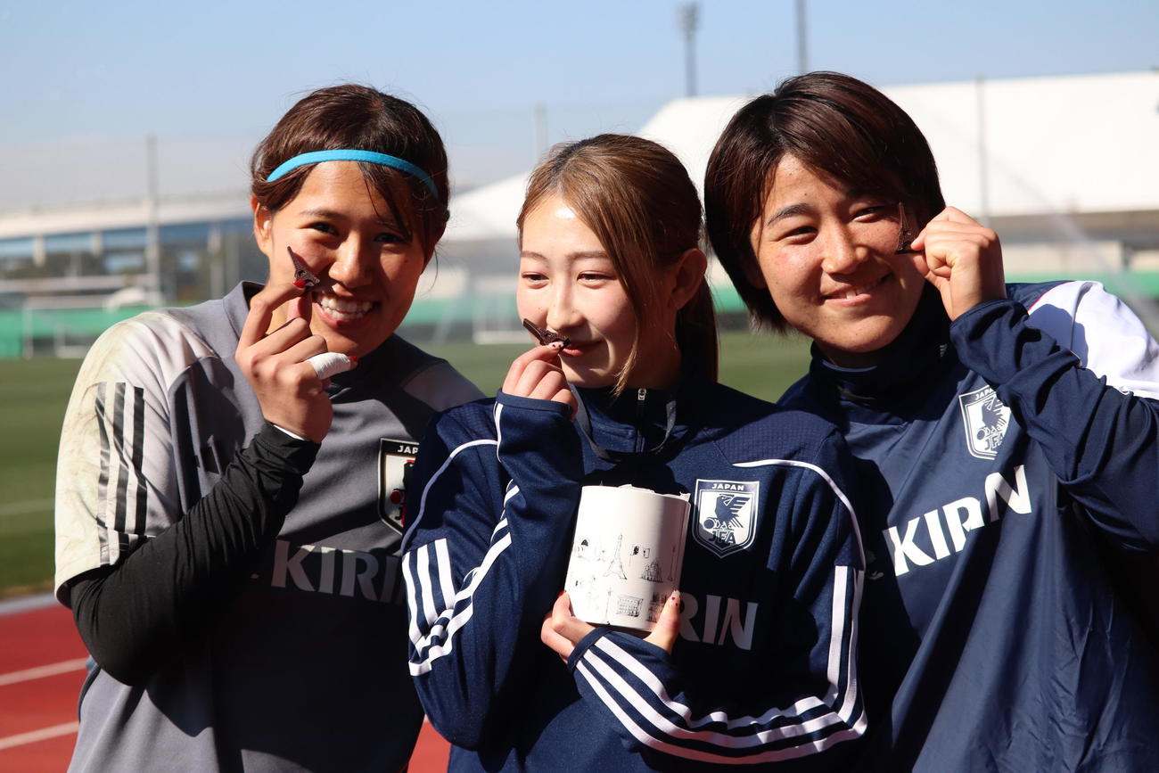 バレンタインデーでエッフェル塔の形のチョコレートを配るパリ五輪を目指すなでしこジャパンの（左から）GK田中桃子、FW中嶋淑乃、DF高橋はな