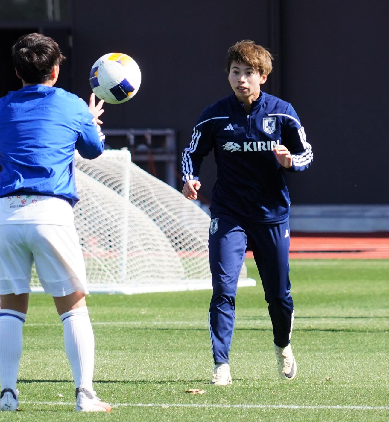 パリ五輪アジア最終予選の北朝鮮戦に向けて練習する女子日本代表FW田中美南（撮影・佐藤成）