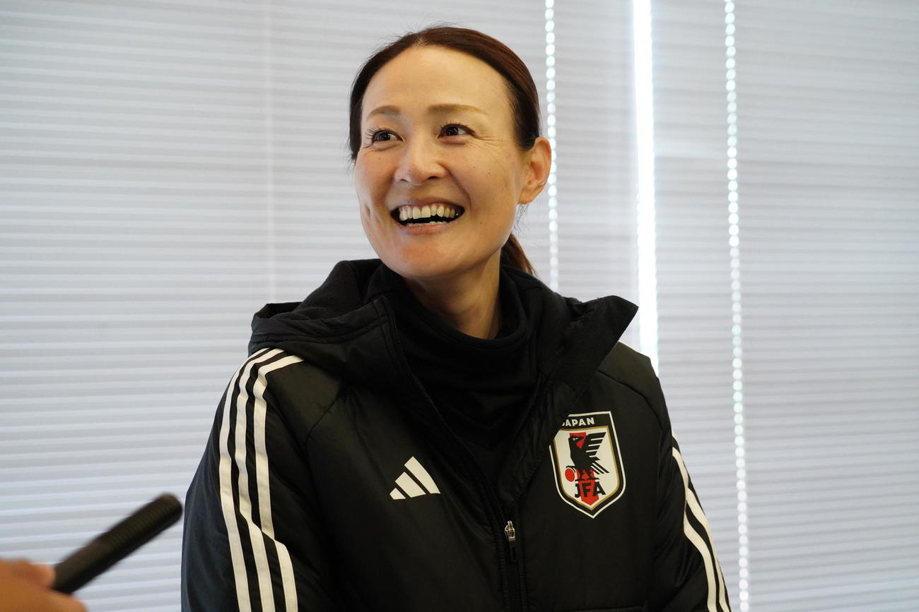 パリ五輪アジア最終予選の北朝鮮戦に向けて取材に応じる女子日本代表宮本ともみコーチ（撮影・佐藤成）