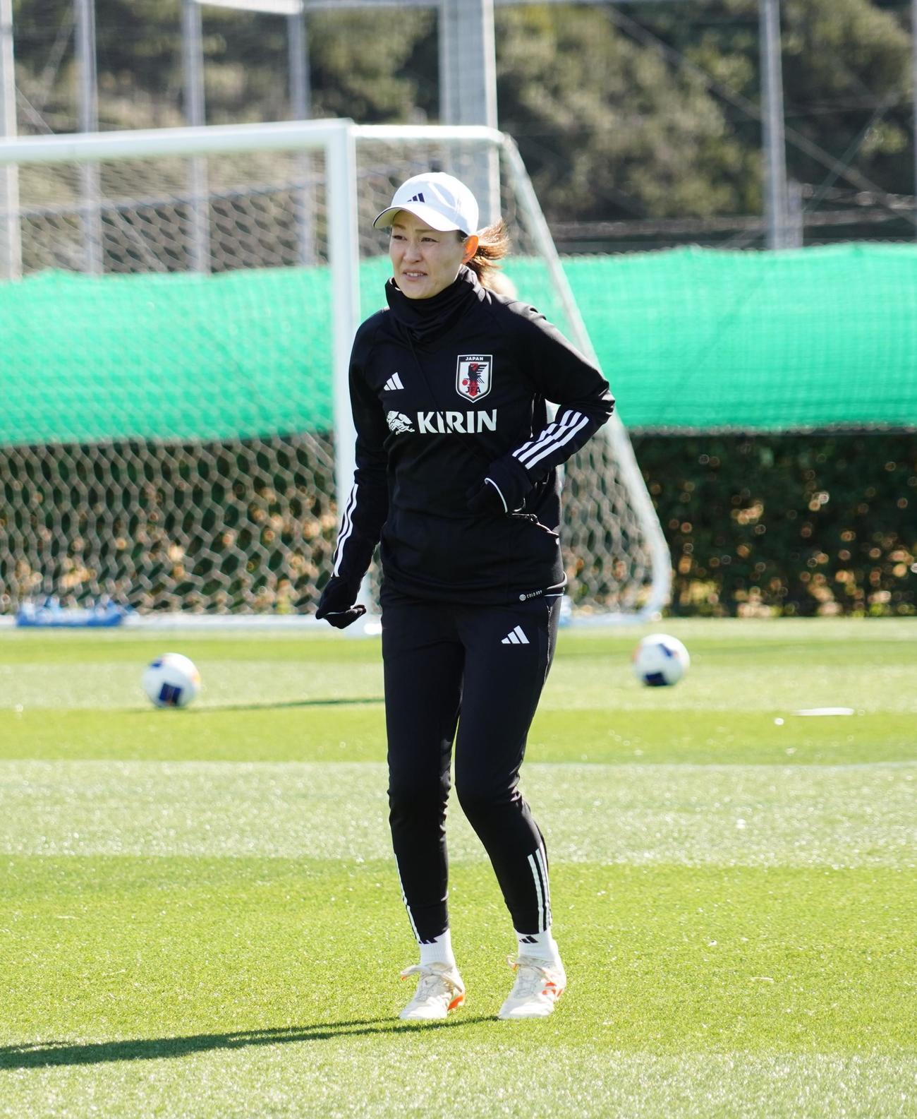 パリ五輪アジア最終予選の北朝鮮戦に向けて活動する女子日本代表宮本ともみコーチ（撮影・佐藤成）