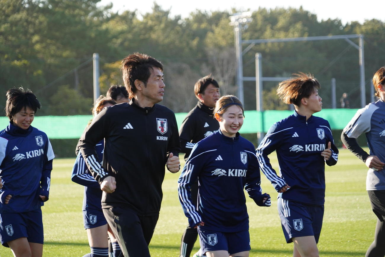パリ五輪アジア最終予選の北朝鮮戦に向けて始動した女子日本代表池田太監督と選手たち（2024年2月13日撮影）