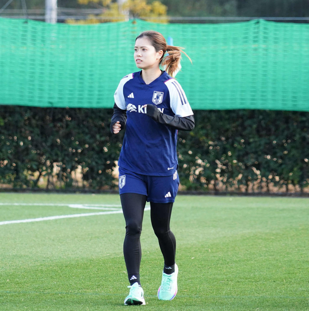 パリ五輪アジア最終予選の北朝鮮戦に向けて調整する日本代表古MF長谷川唯（撮影・佐藤成）