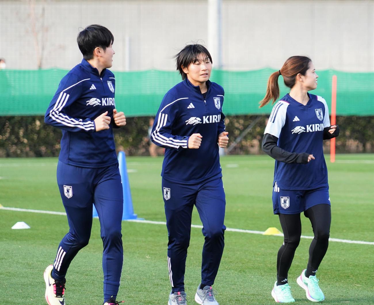パリ五輪アジア最終予選の北朝鮮戦に向けて調整する、左から日本代表古賀塔子、千葉玲海菜、長谷川唯（撮影・佐藤成）