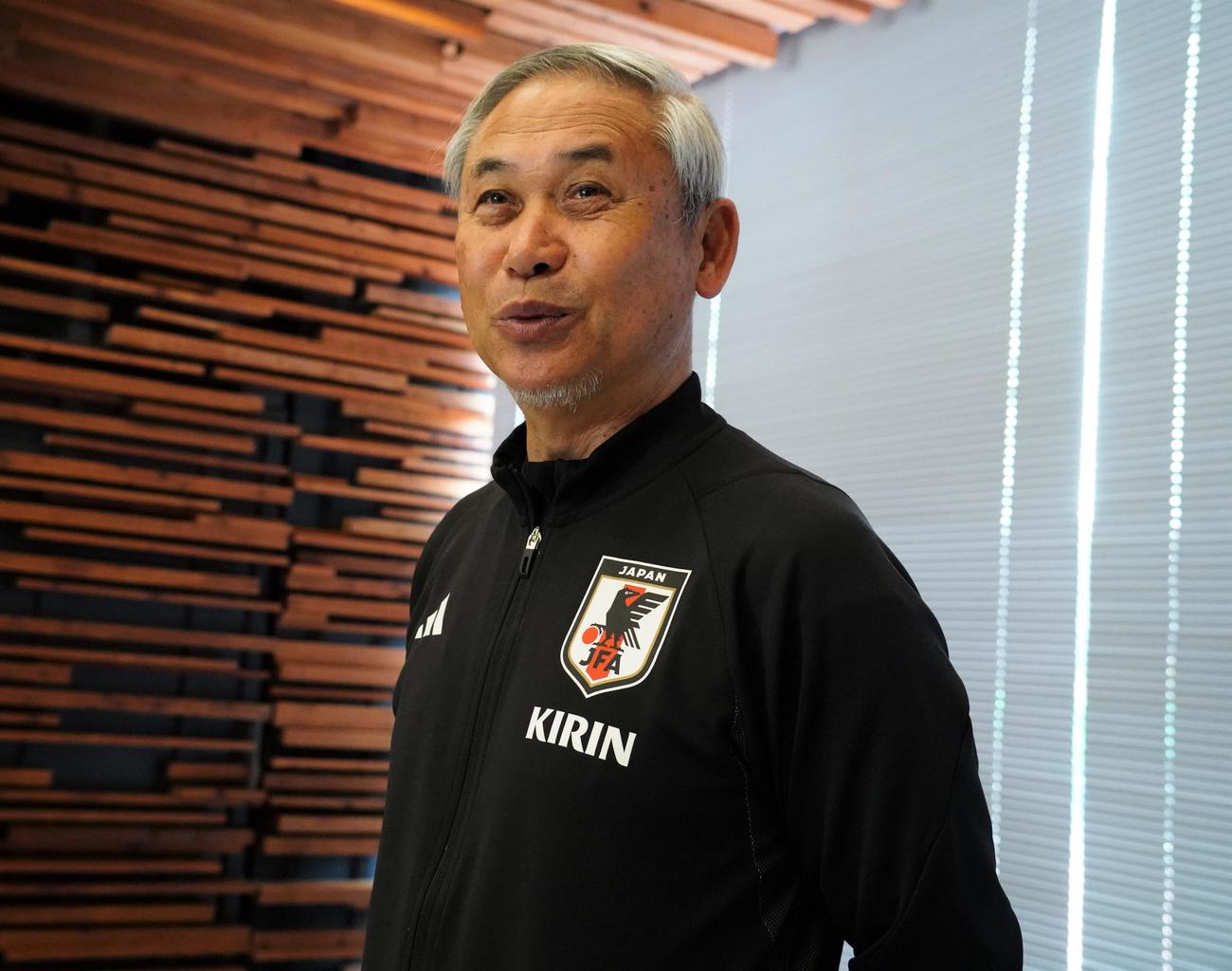 パリ五輪アジア最終予選の北朝鮮戦開催地について説明する日本サッカー協会の佐々木則夫女子委員長（撮影・佐藤成）