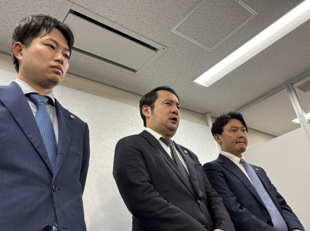 訴状提出後に取材に応じた加藤博太郎弁護士（中央）ら（撮影・永田淳）