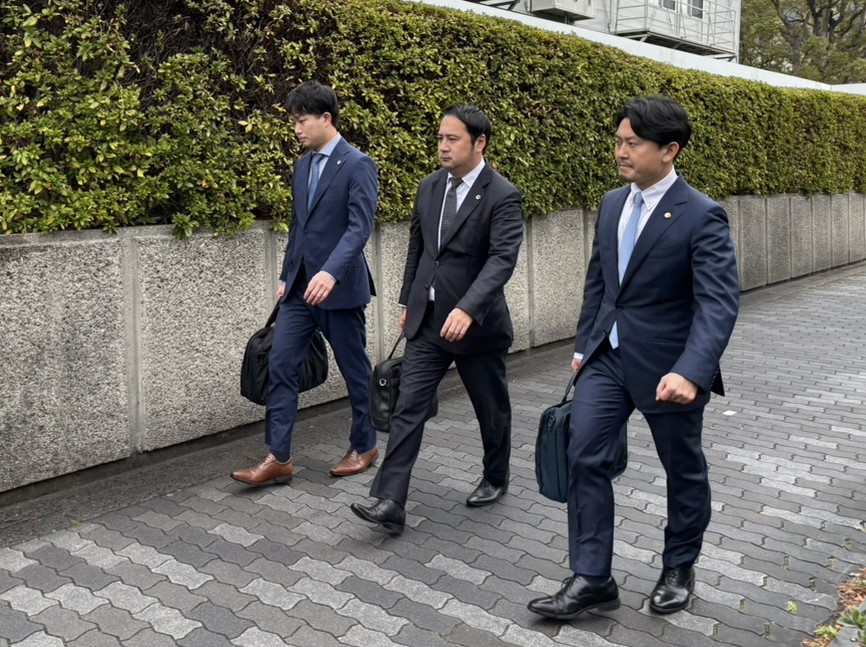 訴状提出のため大阪地方裁判所に入る加藤博太郎弁護士（中央）ら（撮影・永田淳）