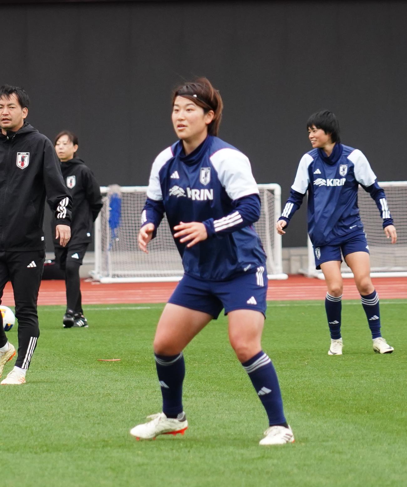 パリ五輪アジア最終予選の北朝鮮戦に向けて調整する女子日本代表DF高橋はな（撮影・佐藤成）