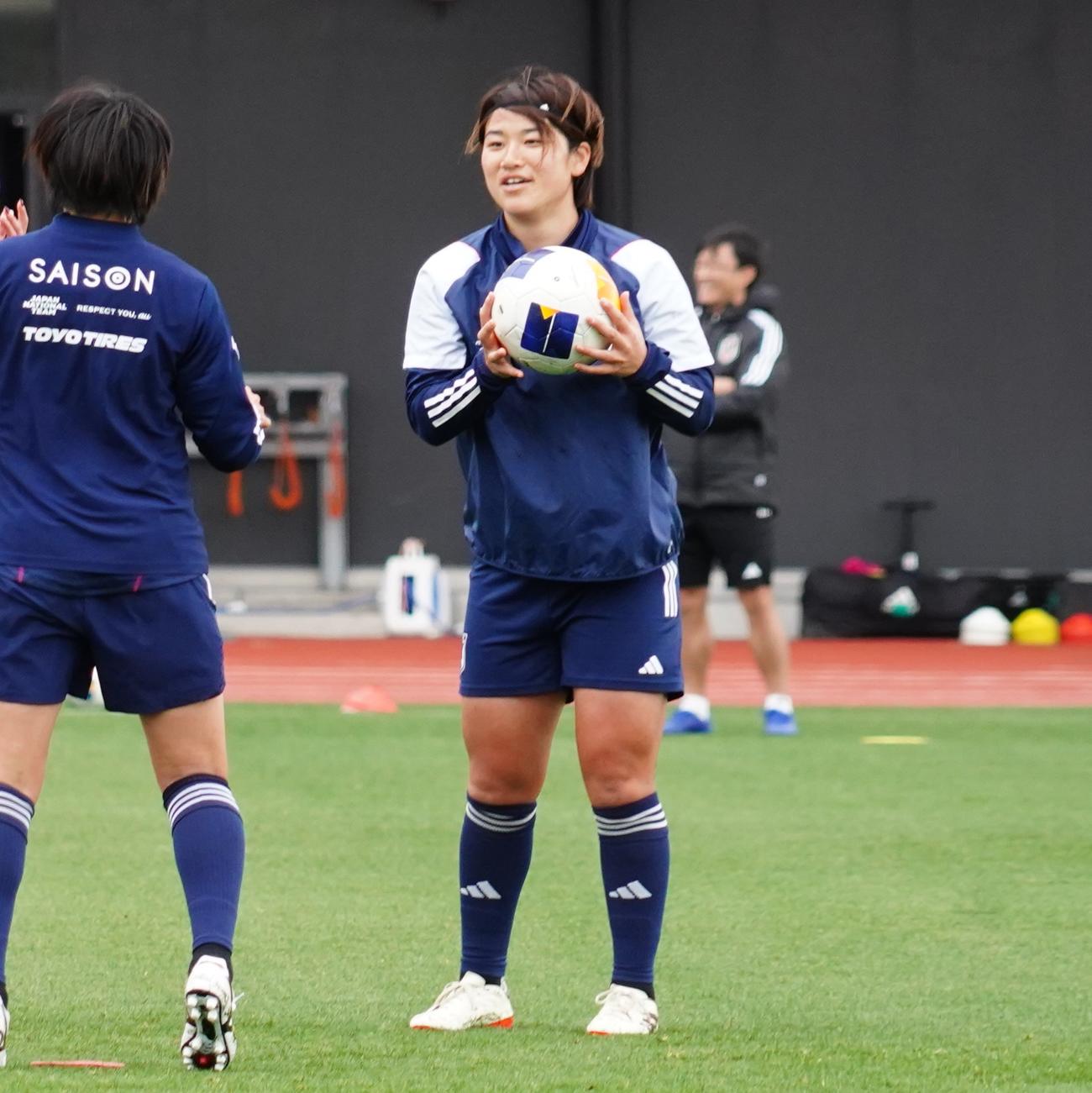 パリ五輪アジア最終予選の北朝鮮戦に向けて調整する女子日本代表DF高橋はな（撮影・佐藤成）