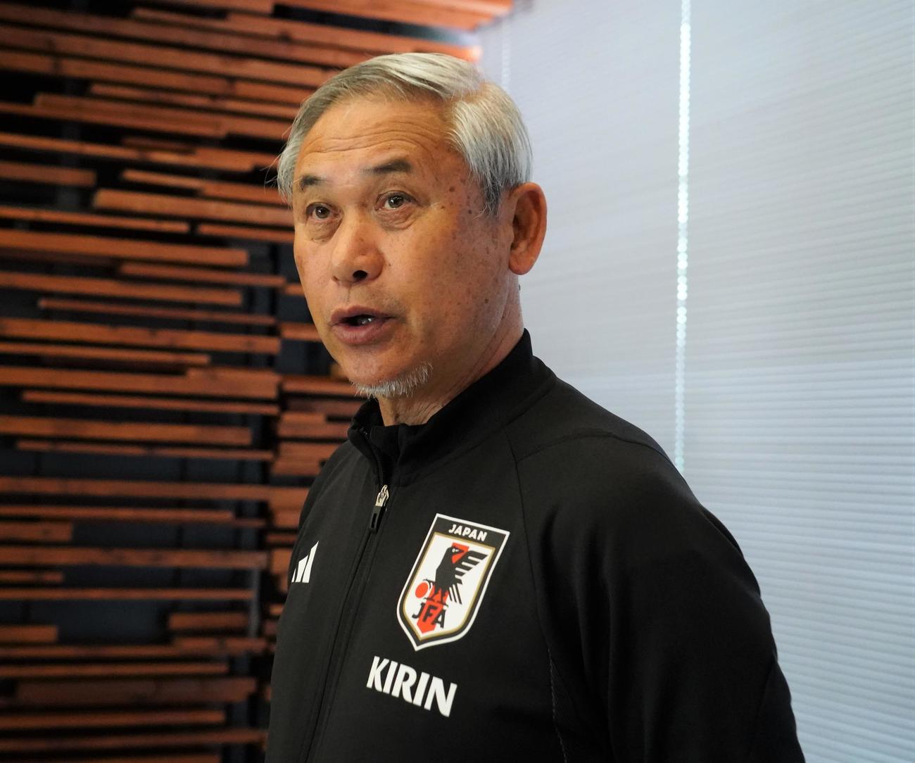 パリ五輪アジア最終予選の北朝鮮戦開催地について説明する日本サッカー協会の佐々木則夫女子委員長（撮影・佐藤成）